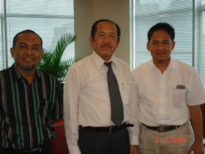 Satria Dharma dan Mohammad Ihsan dari Klub Guru diterima Dirjen PMPTK, Dr. Baedhowi (foto tengah), di ruang kerjanya