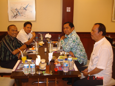 Pertemuan santai Klub Guru (Satria Dharma dan Mohammad Ihsan) dengan Margani M. Mustar (Kepala Dinas Pendidikan Menengah dan Tinggi DKI Jakarta) dan Abdurrokhim (Ketua PGRI DKI Jakarta, paling kanan)