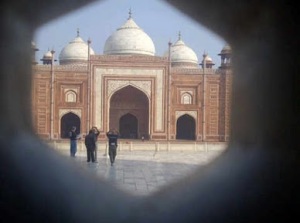 Masjid sebelah Taj Mahal. Kami sempat sholat disini. dok. pribadi.